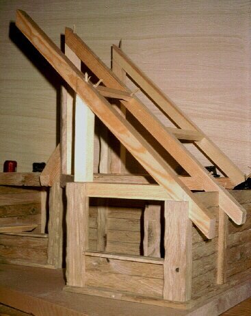 F&uuml;r die Laterne und unter dem kleinen Dach zur Beleuchtung wurde ein Trafo mit 3,5 Volt eingebaut. Im grossen Dach ist eine 220 Volt und 7 Watt starke Birne samt E 14 Fassung unter dem Dachfirst befestigt