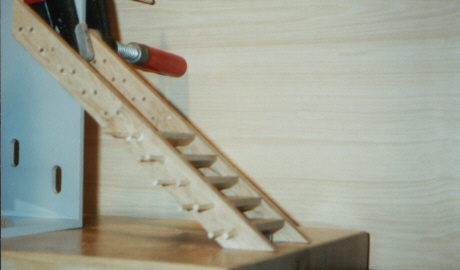 Die Treppe wurde mit 10 Stufen gebaut. Die letzte ( 11 ) Stufe wurde an den Querriegel der Krippe angeleimt, dort k&ouml;nnen die Treppenwangen mit Schaschlikst&auml;bchen als D&uuml;beln  befestigt werden.